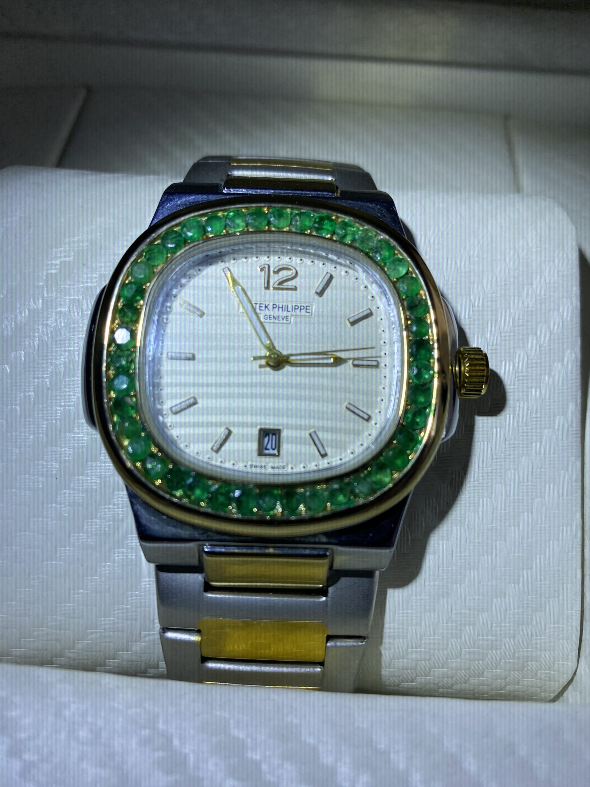 ساعت PATEK PHILIPPE کاپی اول با نگین های زمرد پنجش