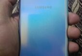 یک عدد موبایل S10 please اسکرین میده شده است تخت ب