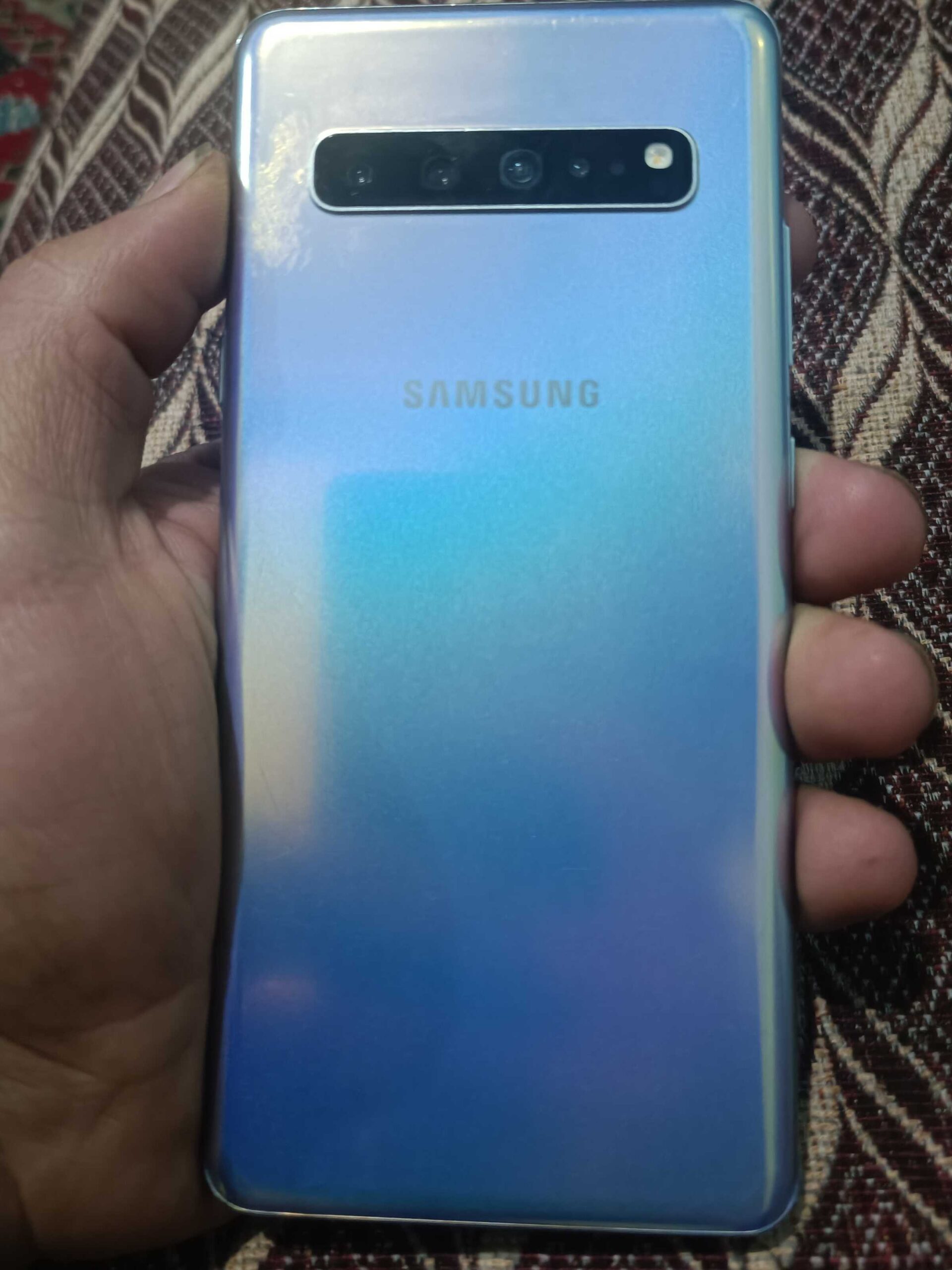 یک عدد موبایل S10 please اسکرین میده شده است تخت ب