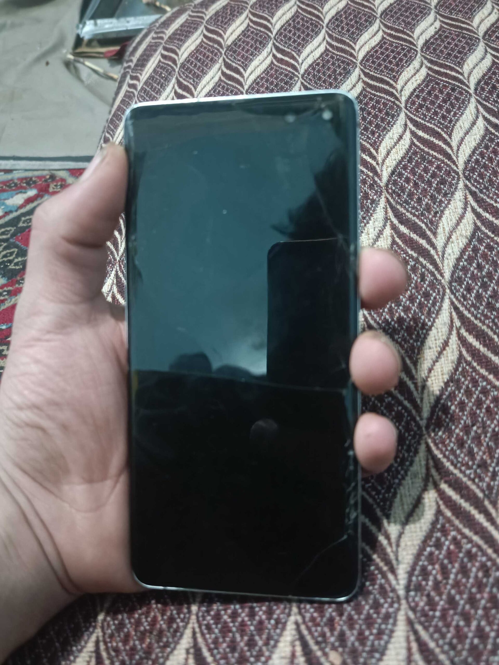 یک عدد موبایل S10 please اسکرین میده شده است تخت ب