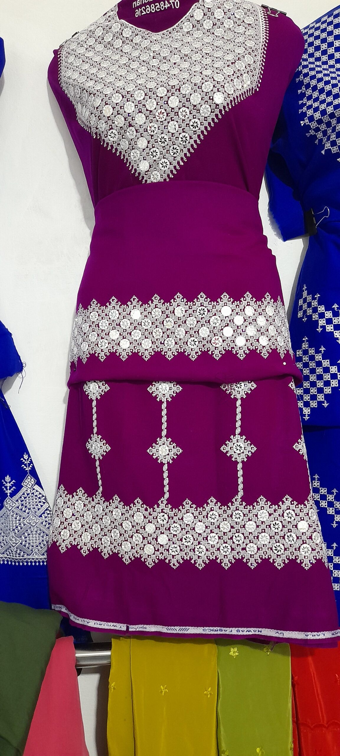 صنایع دستی ولباس فروشی هزارگی