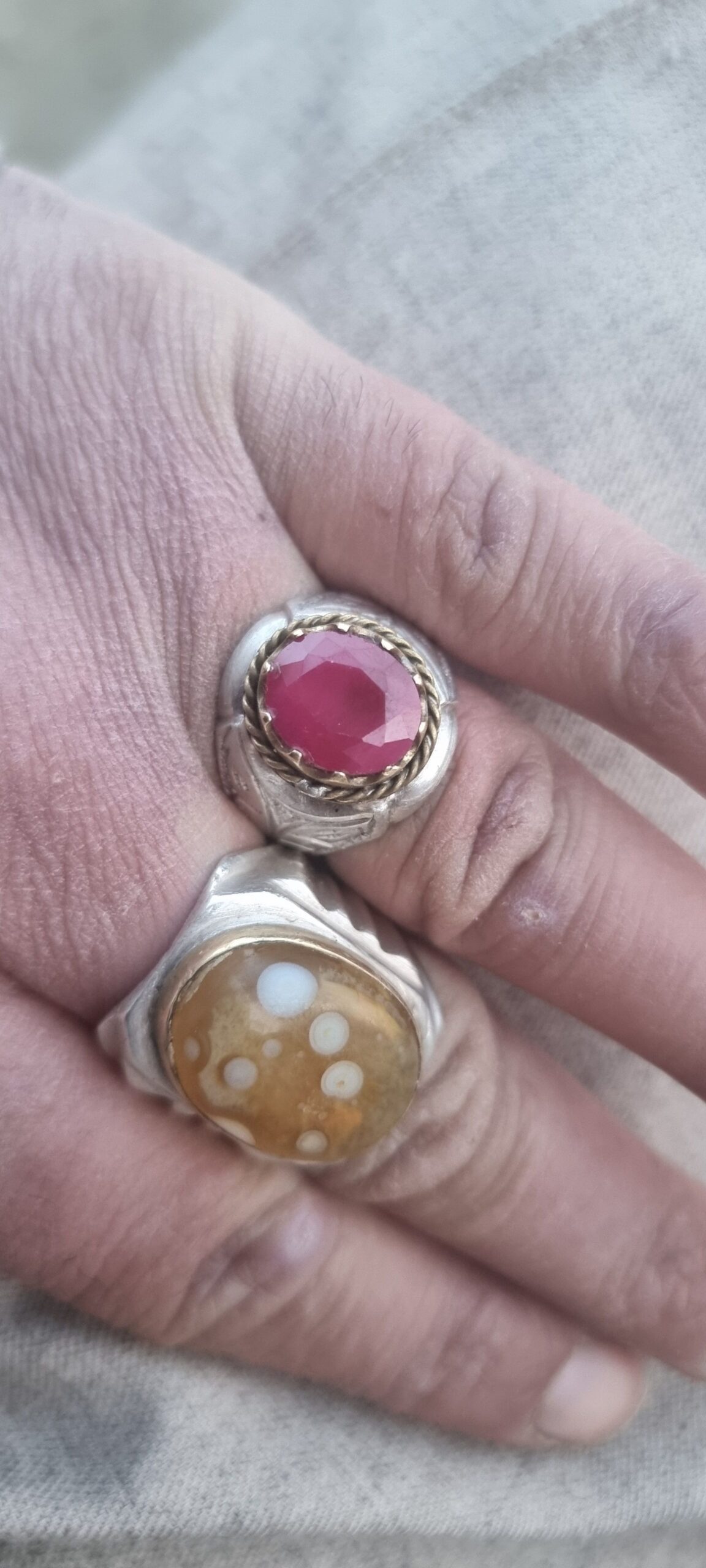 یک عدد انگشتر به سنگ یاقوت جگدلک بفروش میرسد خاص و