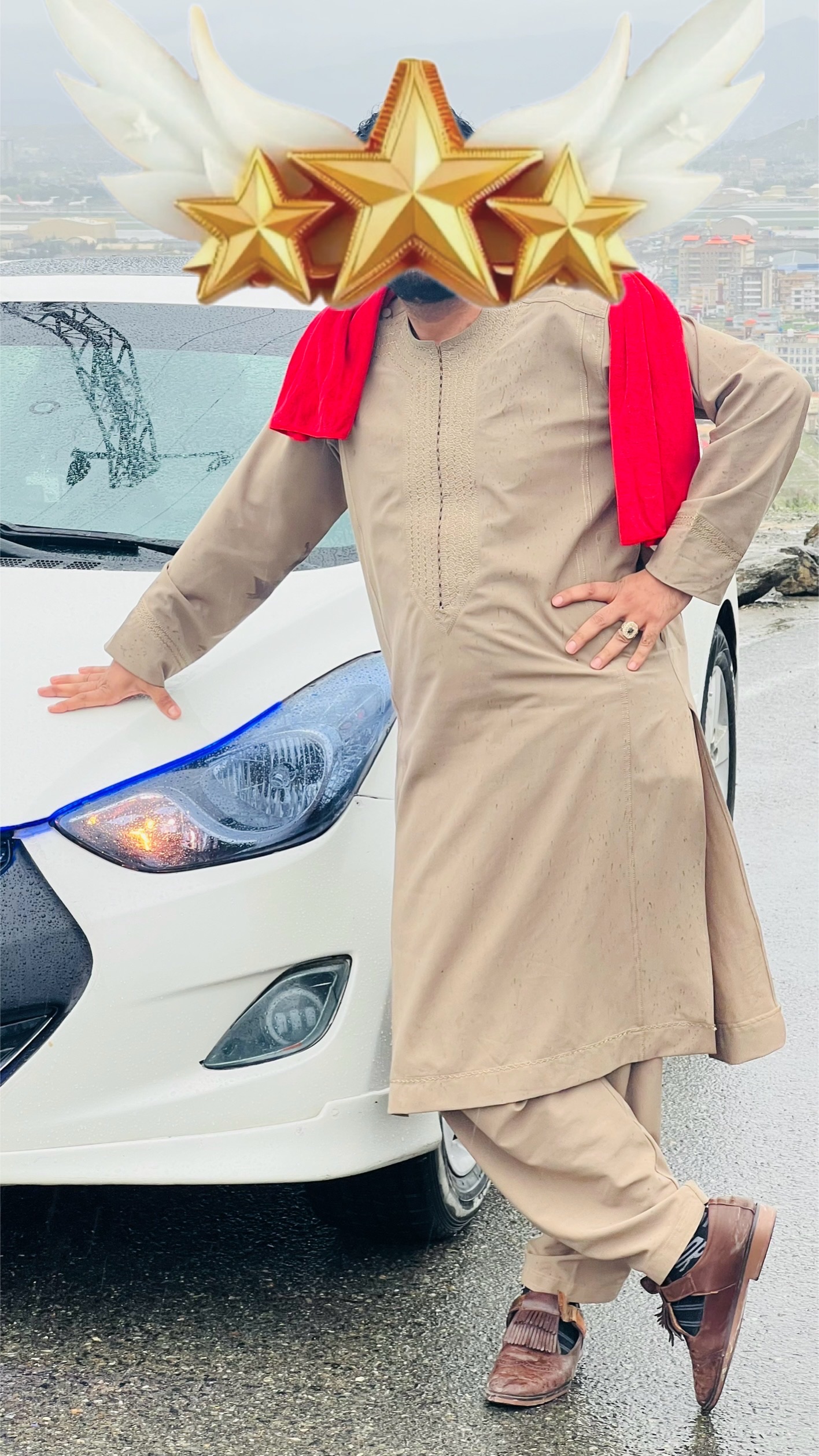 یک عراده موتر هندائی به رنګ سفید صدفی