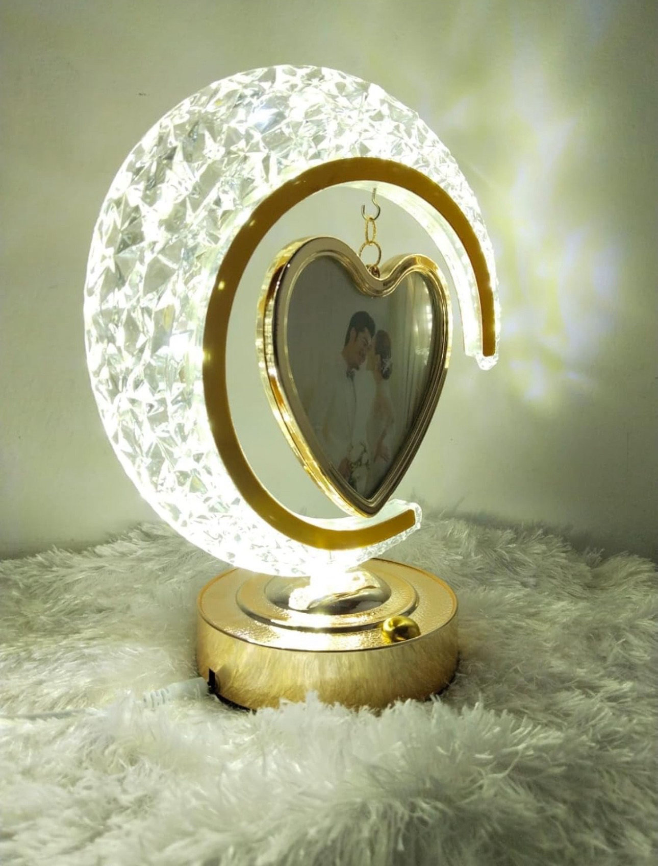 قاب عکس و چراغ خواب برای دیکور اتاق خواب