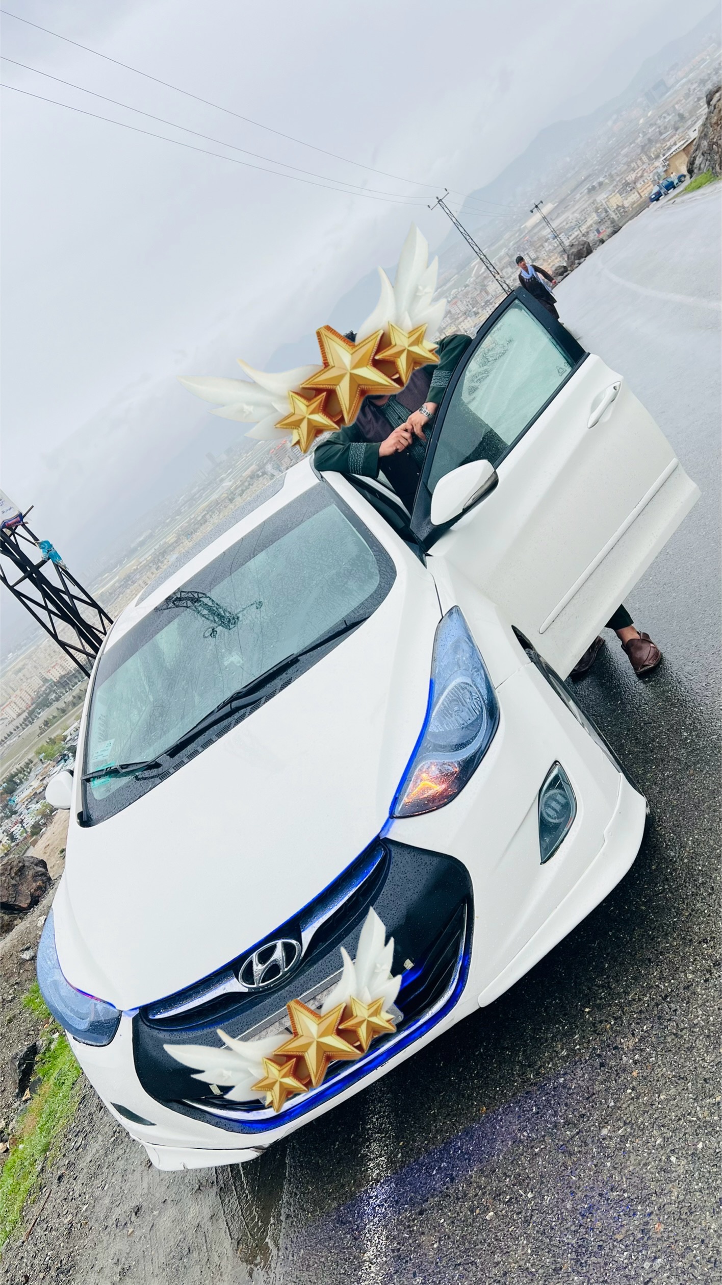 یک عراده موتر هندائی به رنګ سفید صدفی