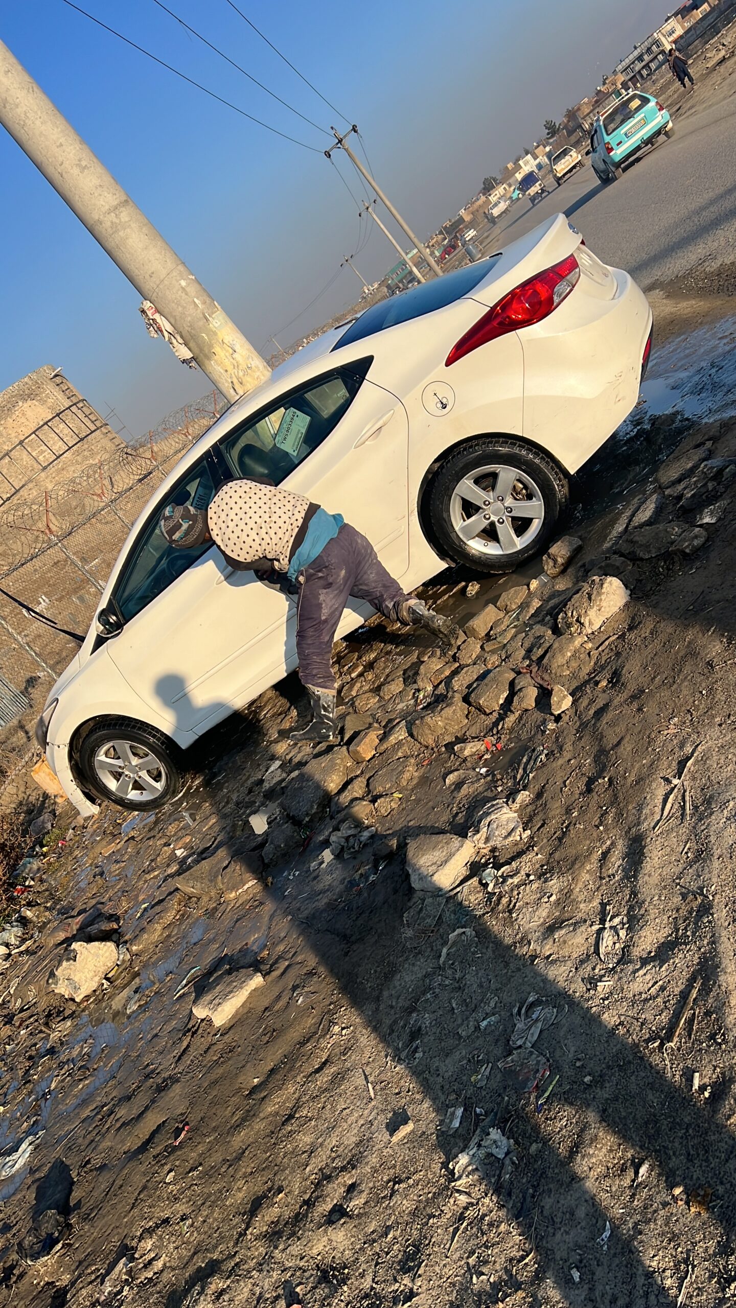 یک عراده موتر هندائی به رنګ سفید صدفی