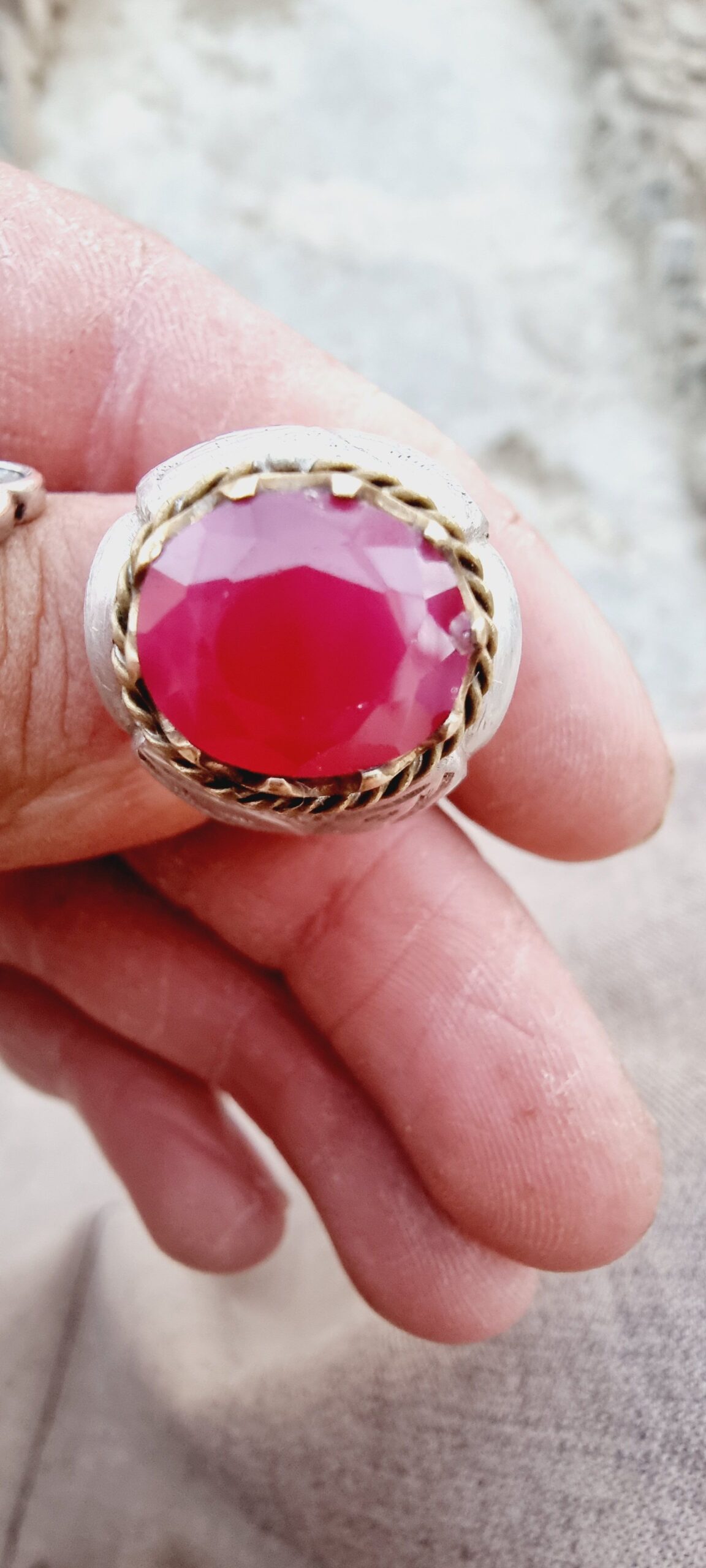 یک عدد انگشتر به سنگ یاقوت جگدلک بفروش میرسد خاص و