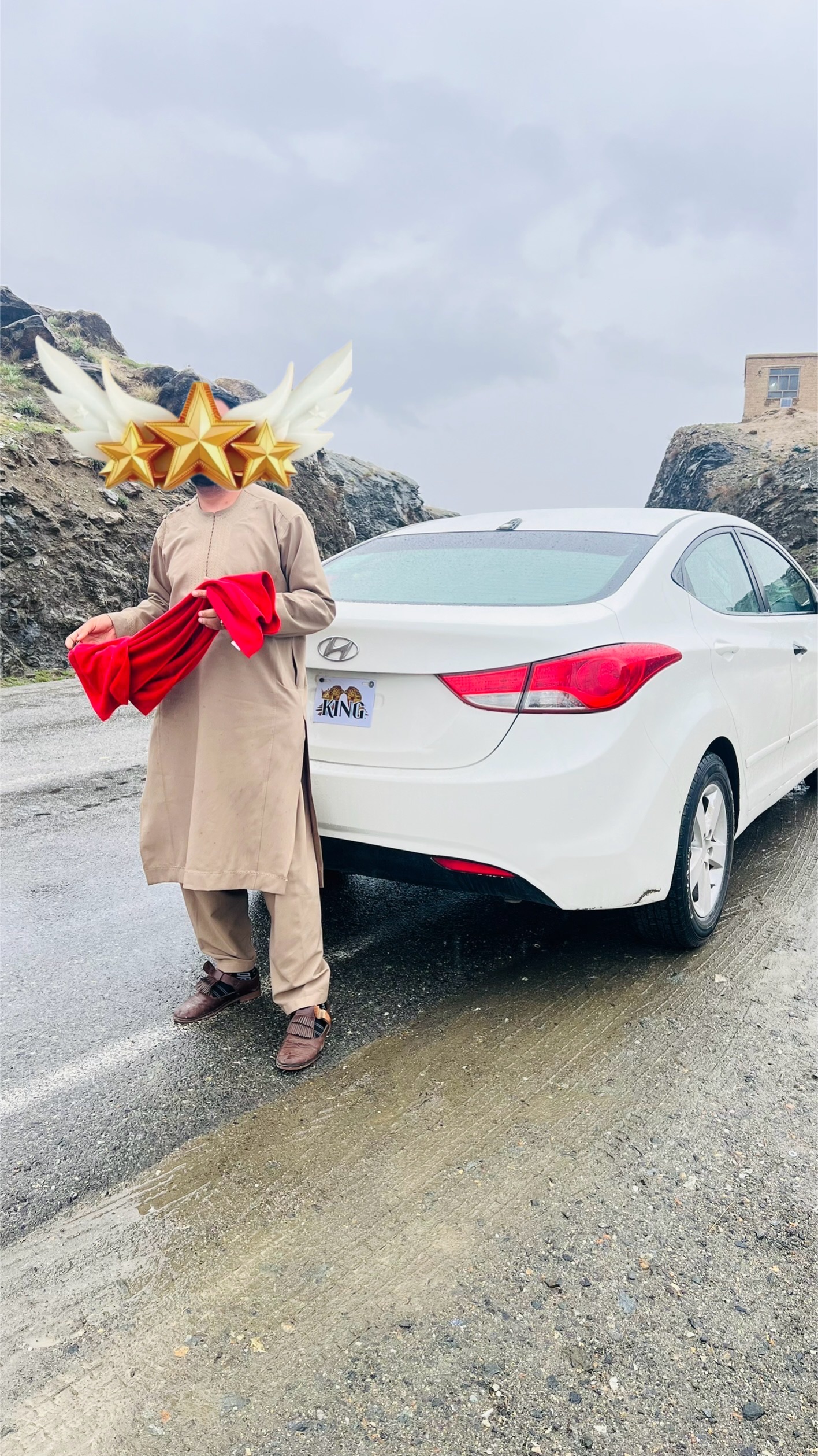 یک عراده موتر هندائی به رنګ سفید صدفی