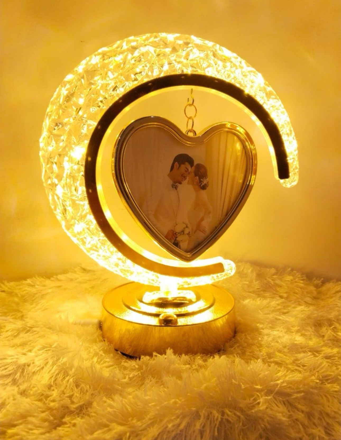 قاب عکس و چراغ خواب برای دیکور اتاق خواب