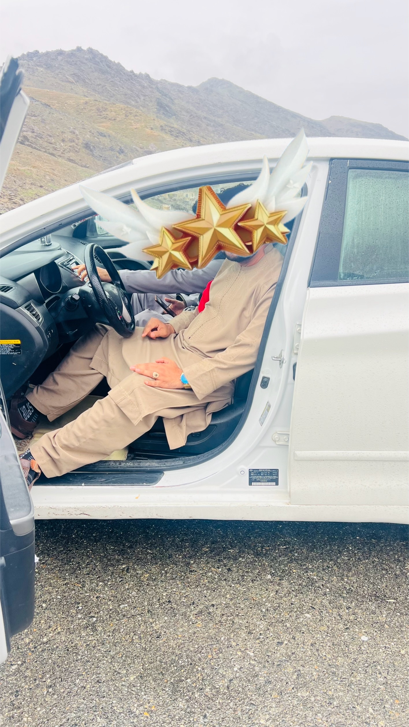 یک عراده موتر هندائی به رنګ سفید صدفی