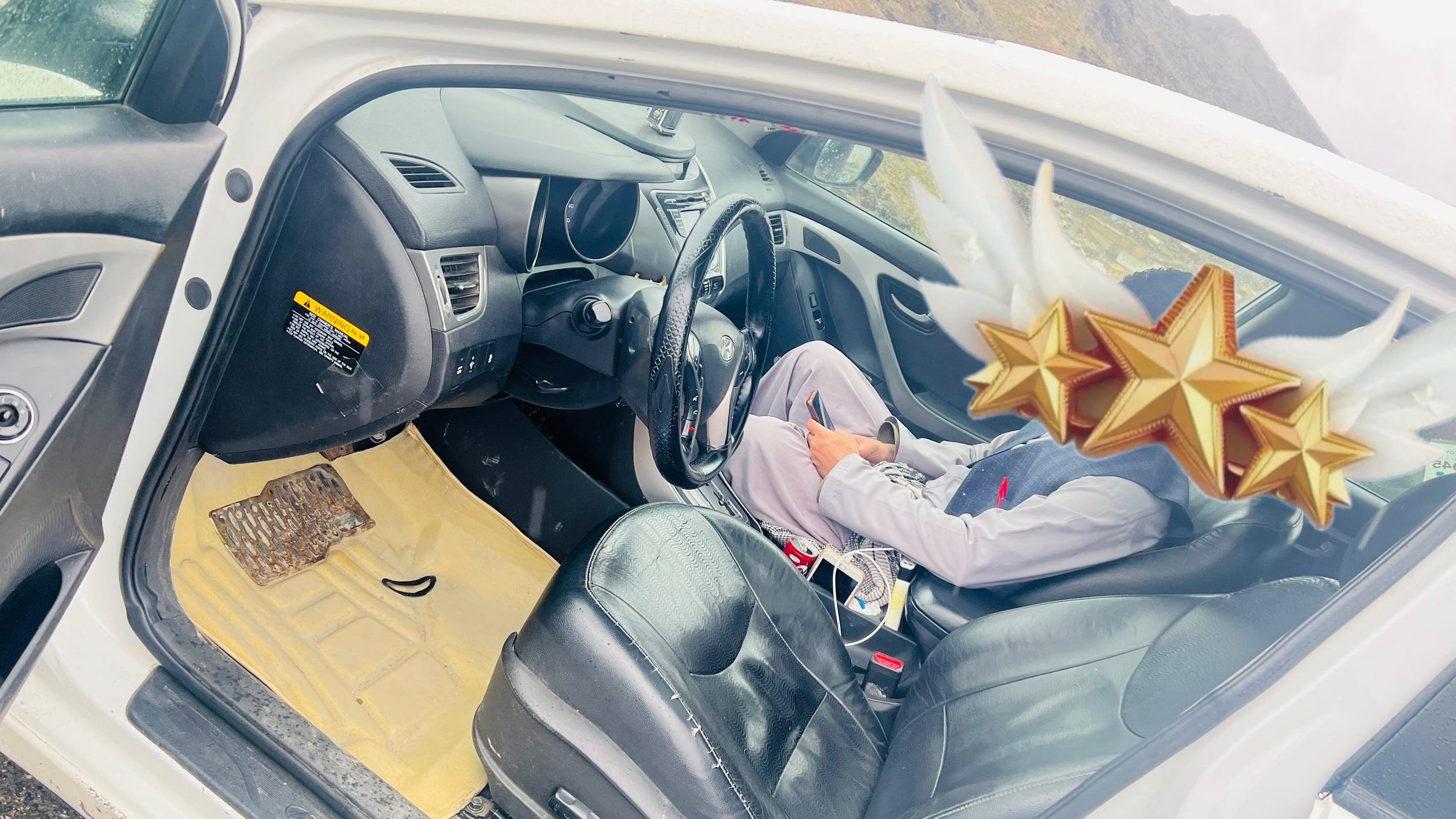 یک عراده موتر هندائی به رنګ سفید صدفی