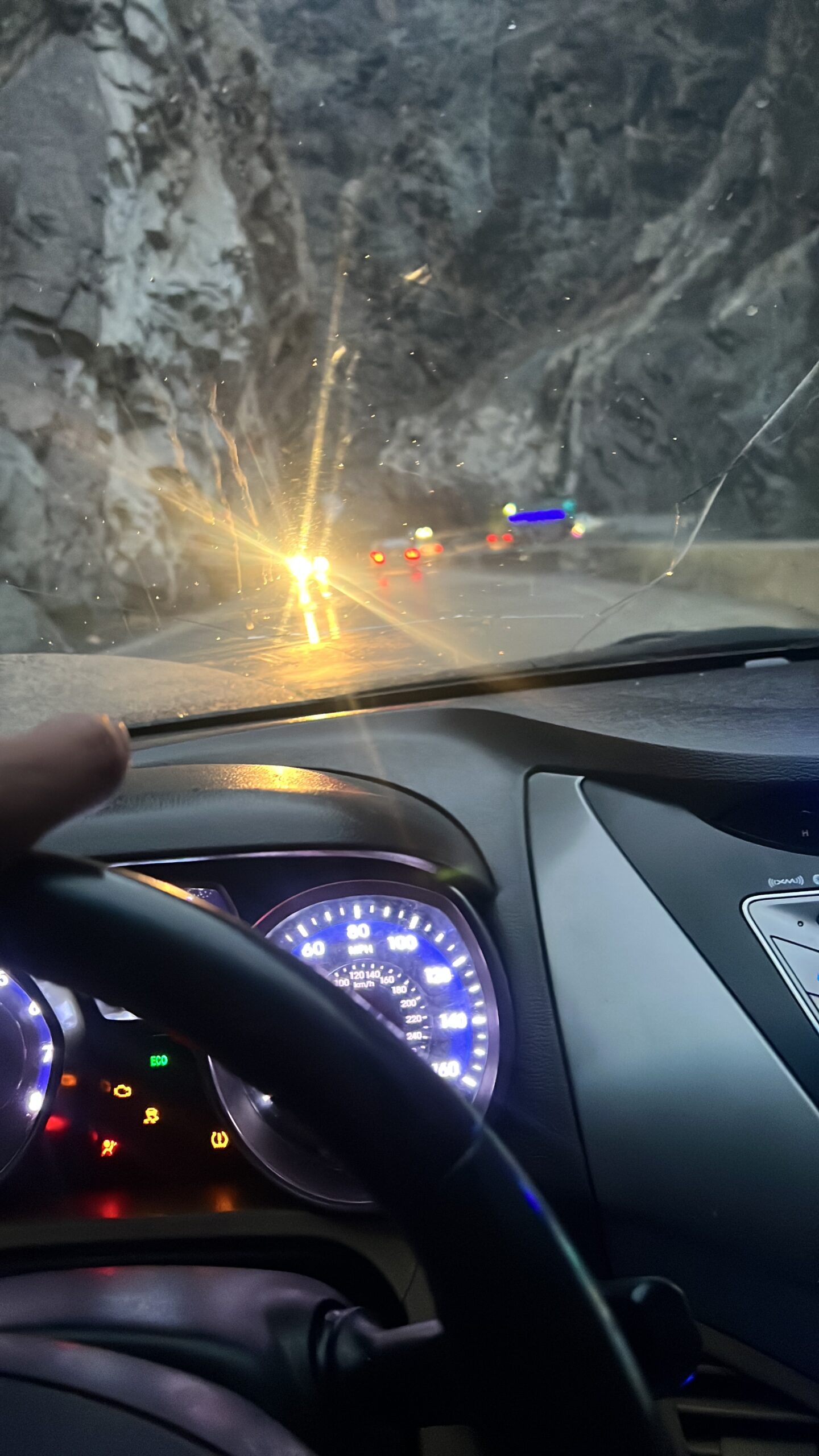 یک عراده موتر هندائی به رنګ سفید صدفی