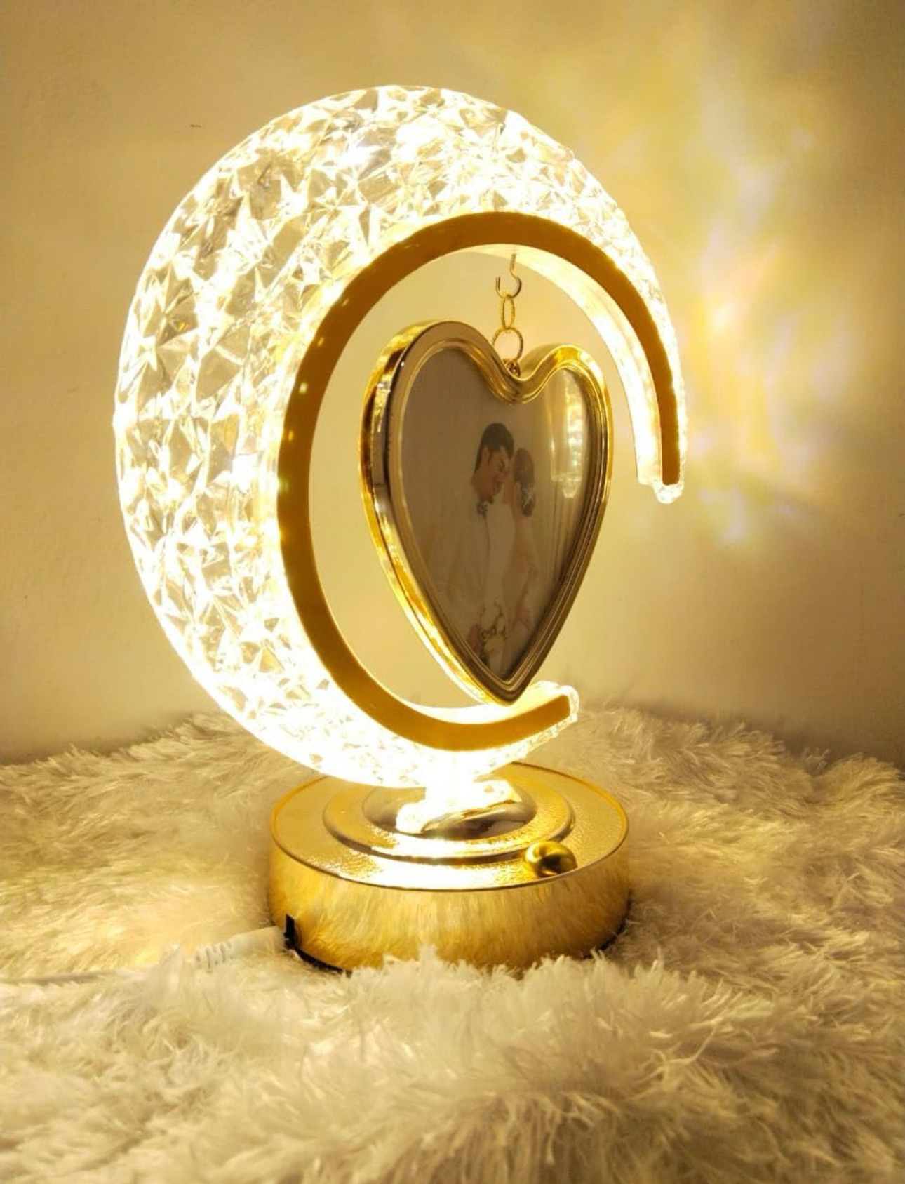 قاب عکس و چراغ خواب برای دیکور اتاق خواب