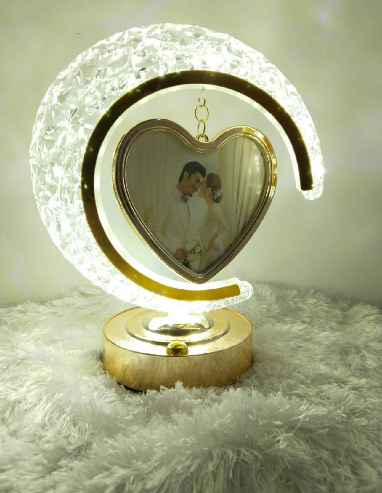 قاب عکس و چراغ خواب برای دیکور اتاق خواب