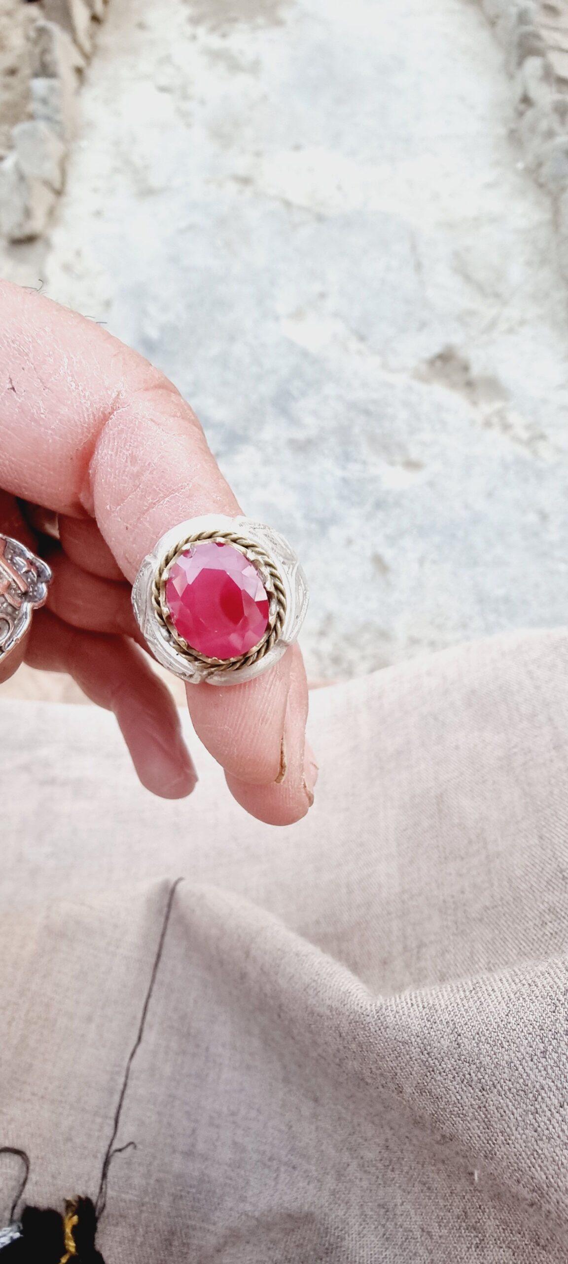 یک عدد انگشتر به سنگ یاقوت جگدلک بفروش میرسد خاص و