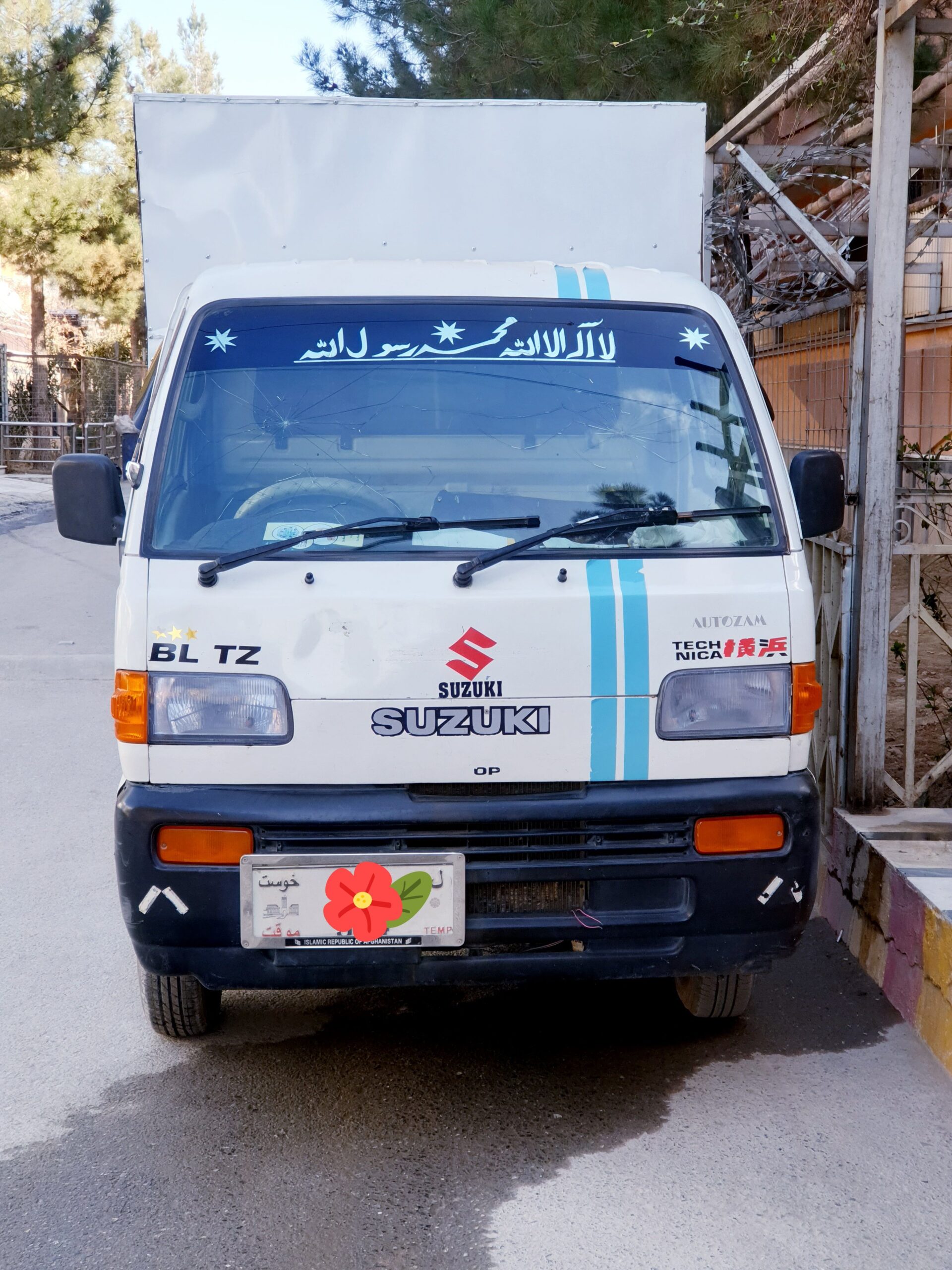 یک عراده موتر باربری سوزوکی کیري