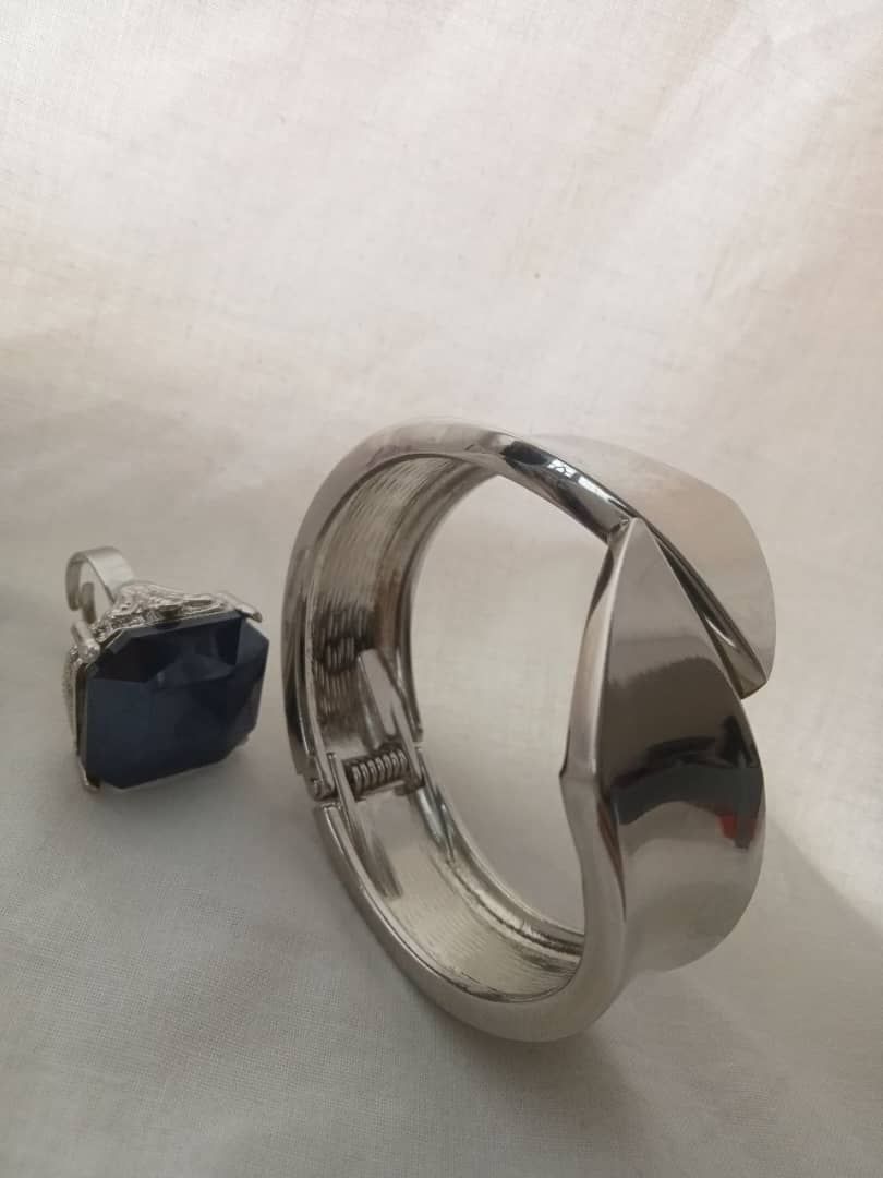 دست بند و انگشتر