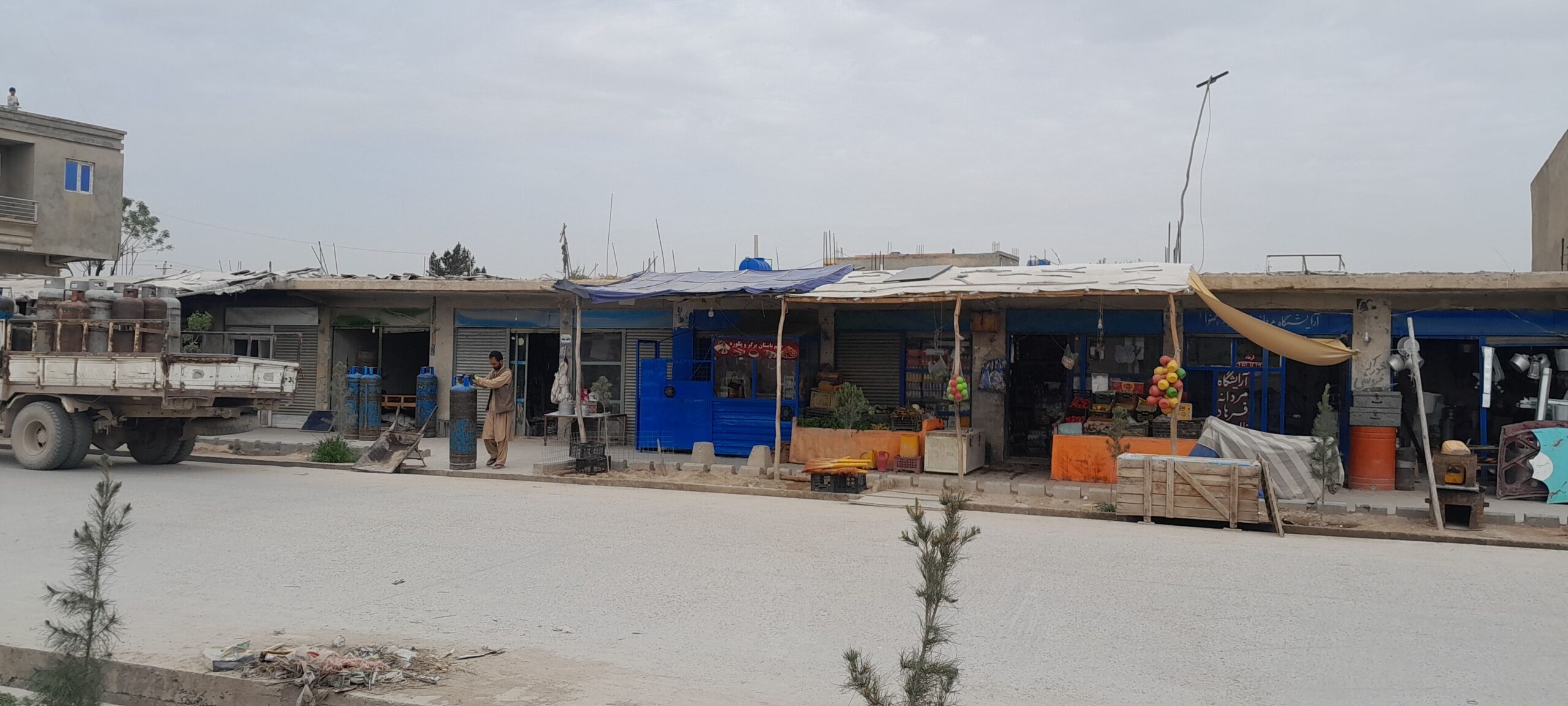 زمین با ۱۱ دانه دوکان پیش سرک عمومی