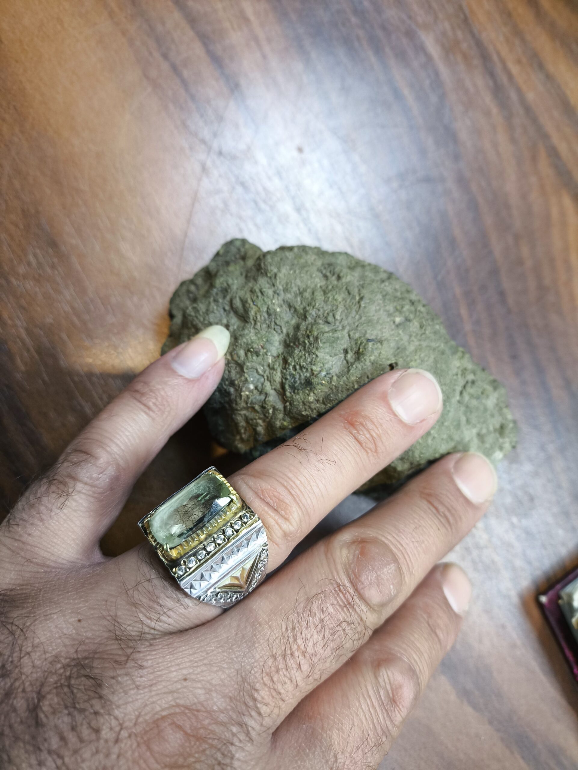 کارشناسی وخریدانواع سنگ ماورایی