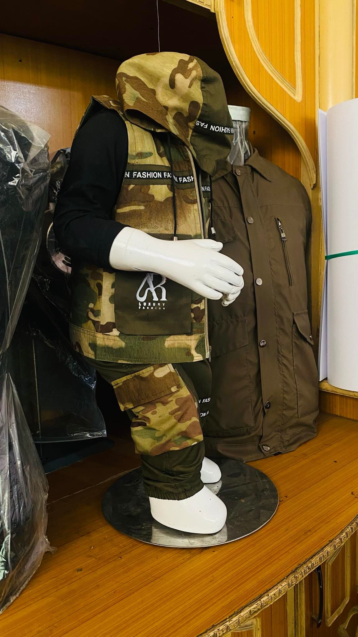 واسکت مردانه و لباس طفلانه