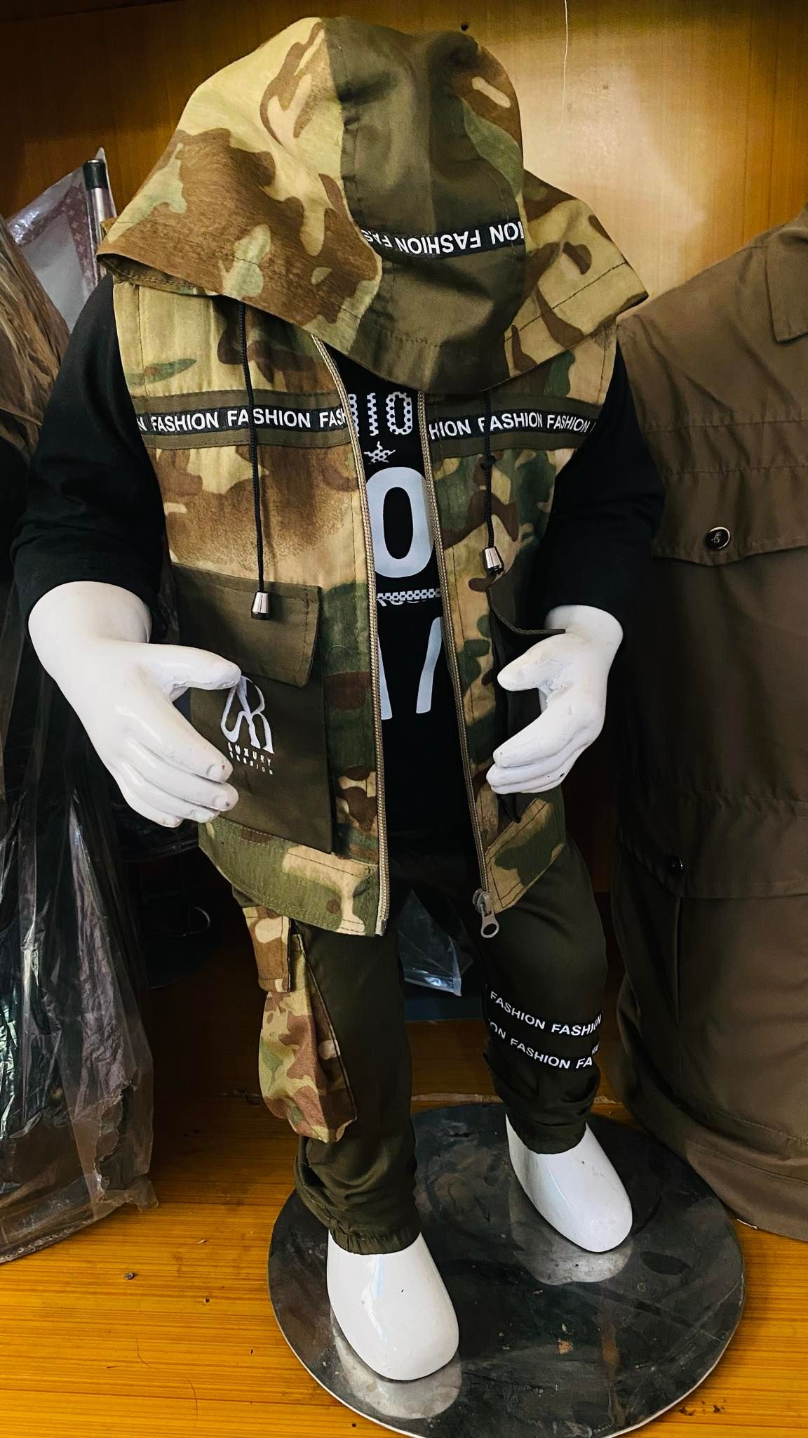 واسکت مردانه و لباس طفلانه