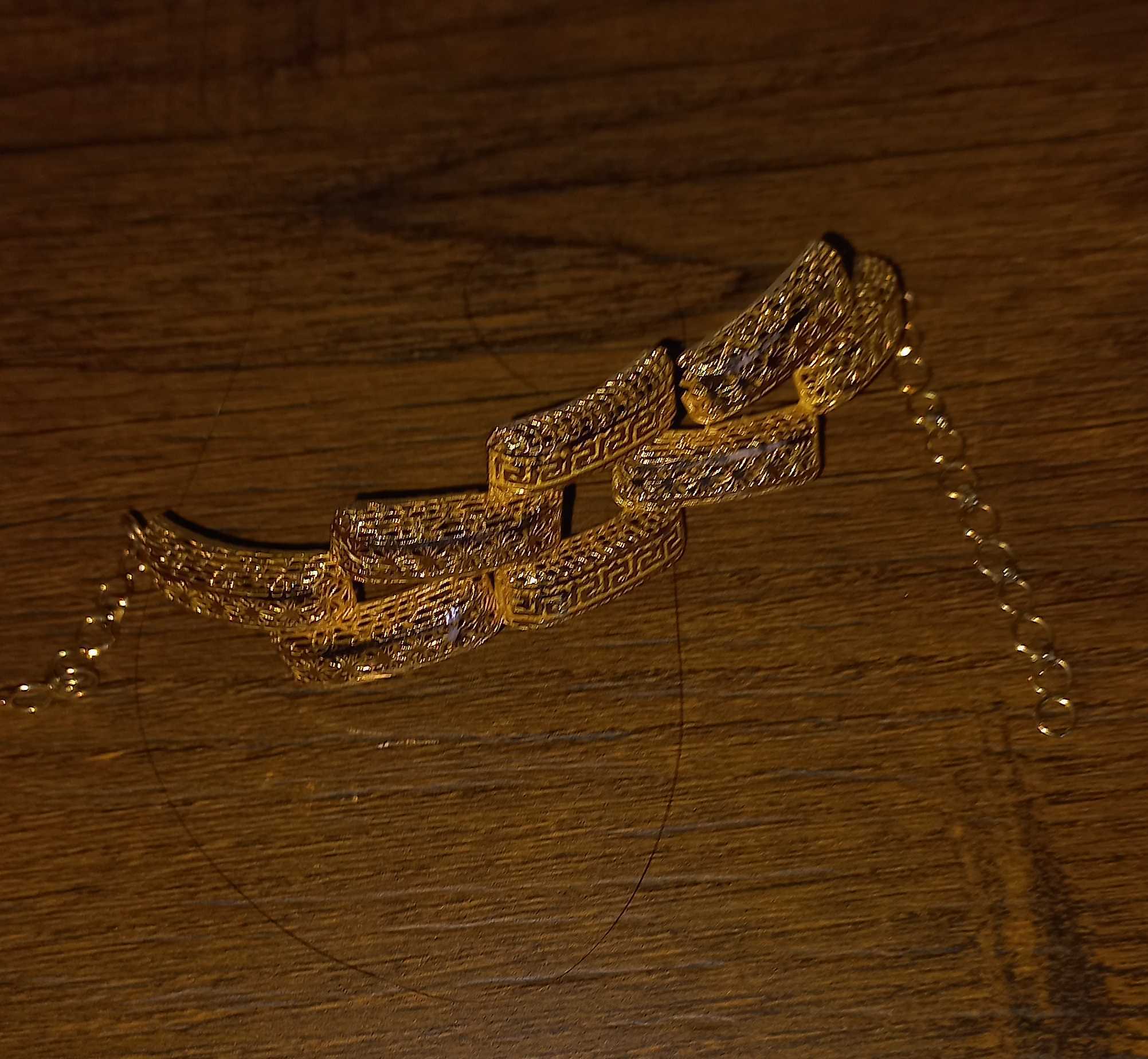 یک عدد دست بند طلایی