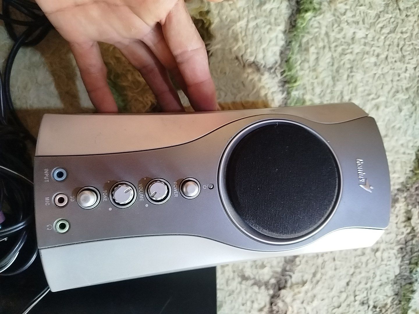 یک عدد اسپیکر کامپیوتر و موبایل