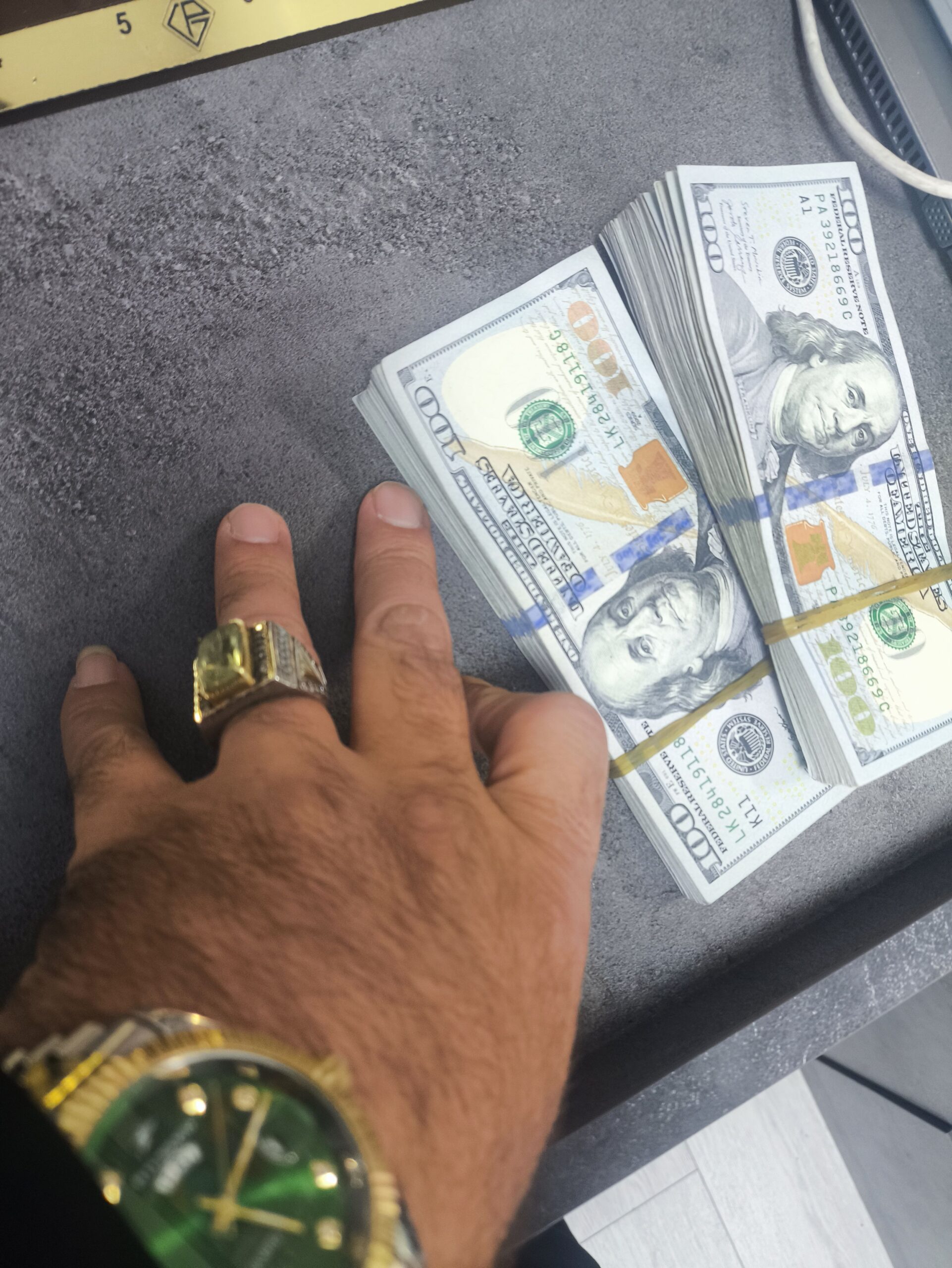 واسطه خریدارسنگ‌های ارزشمند