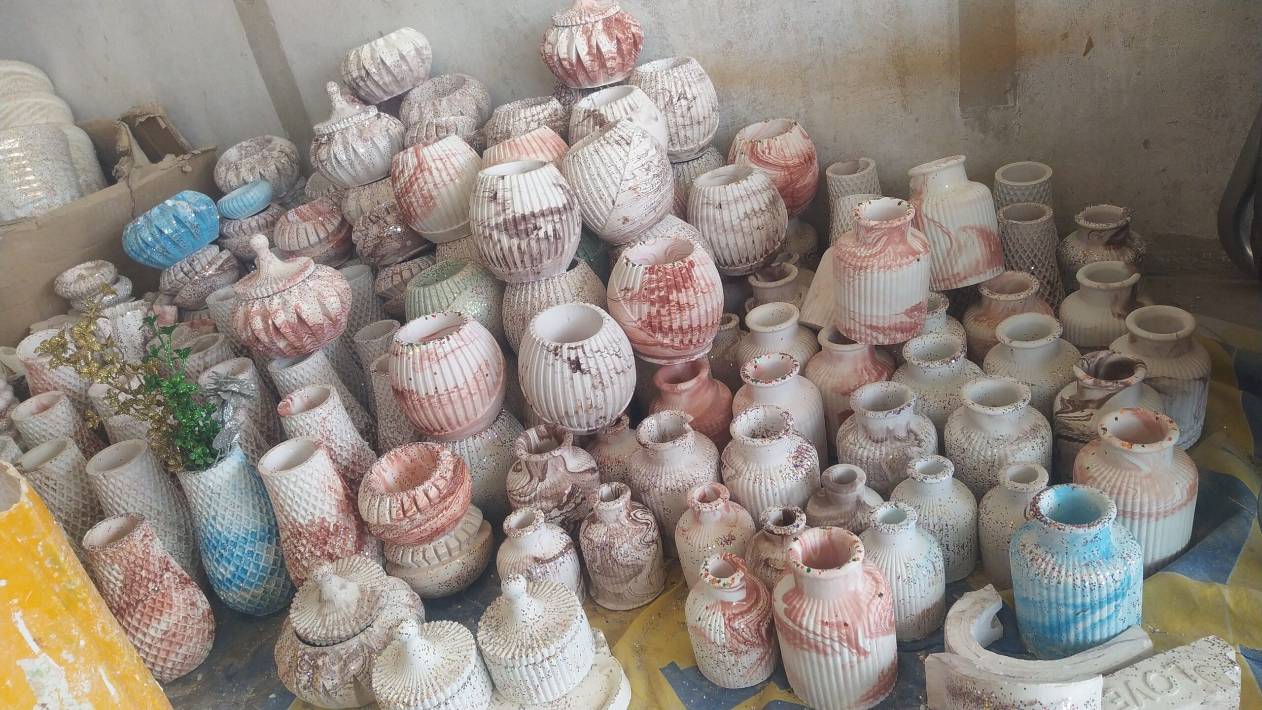 فروش عمده وتکی انواع گلدان وقندان سنگ مصنوعی