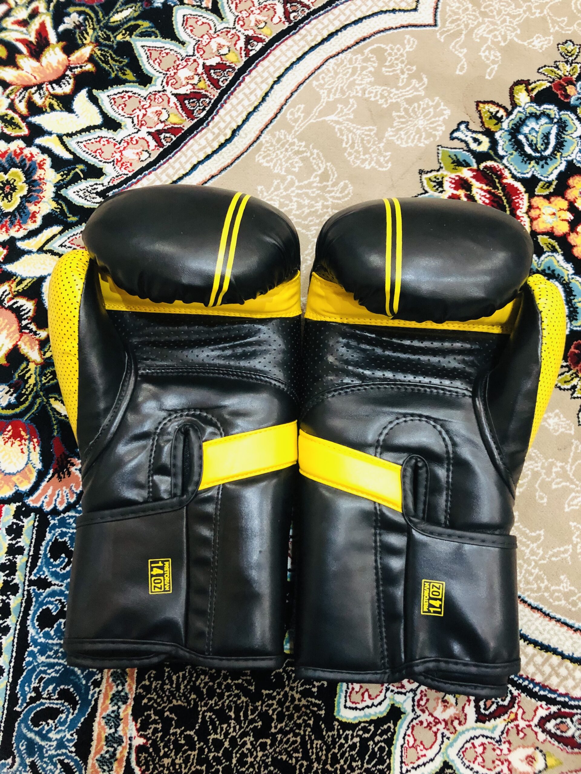 یک جوره دست کش بوکس بسیار ثابت