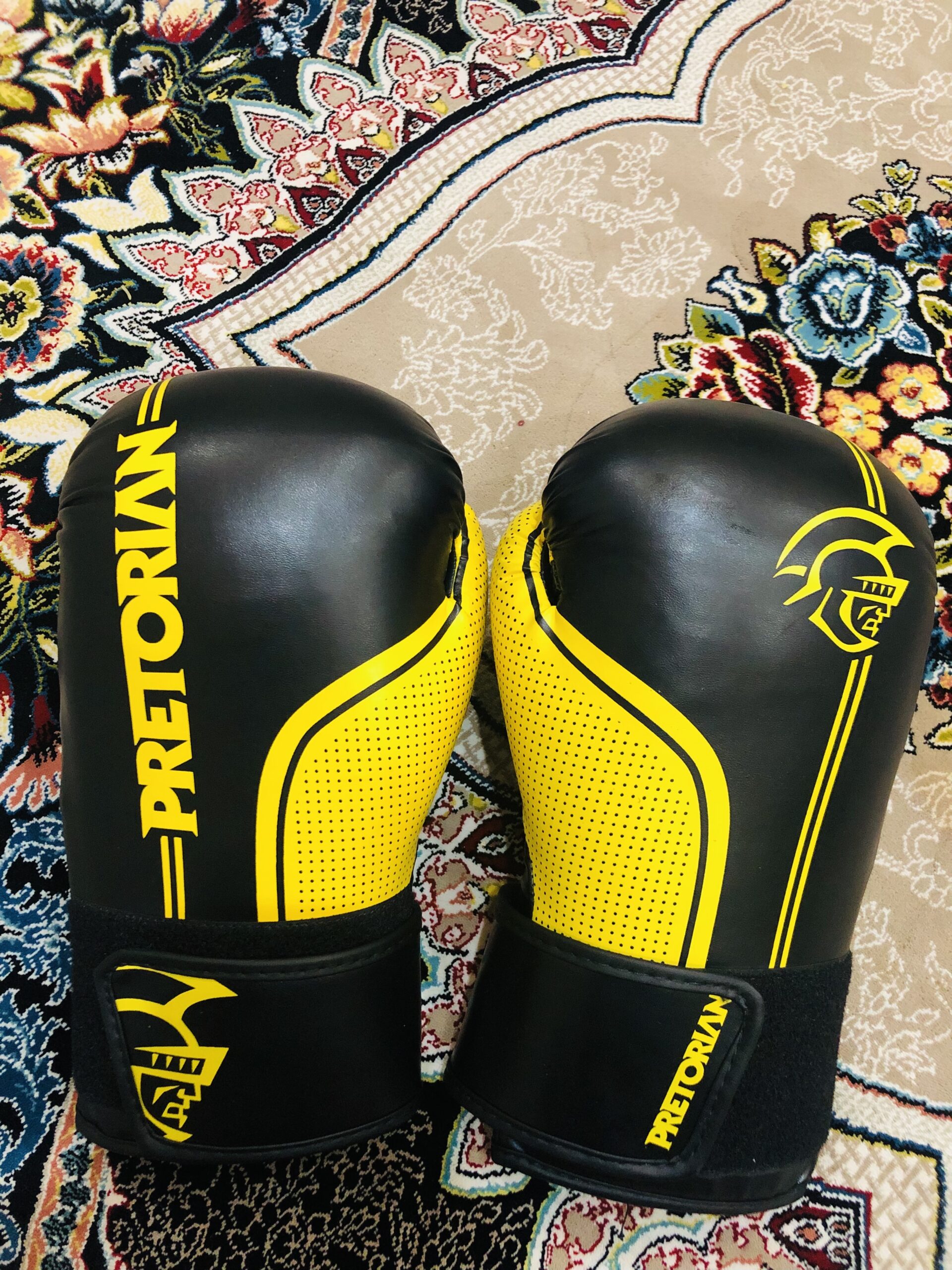 یک جوره دست کش بوکس بسیار ثابت