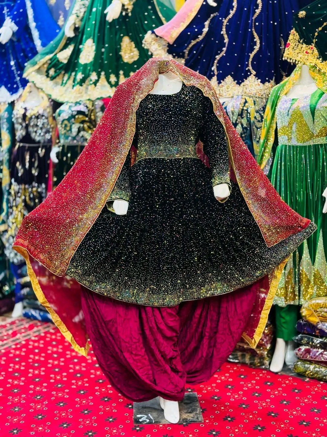 رخت پلورنځی الحاج قاری زیارت ګل (غیور)