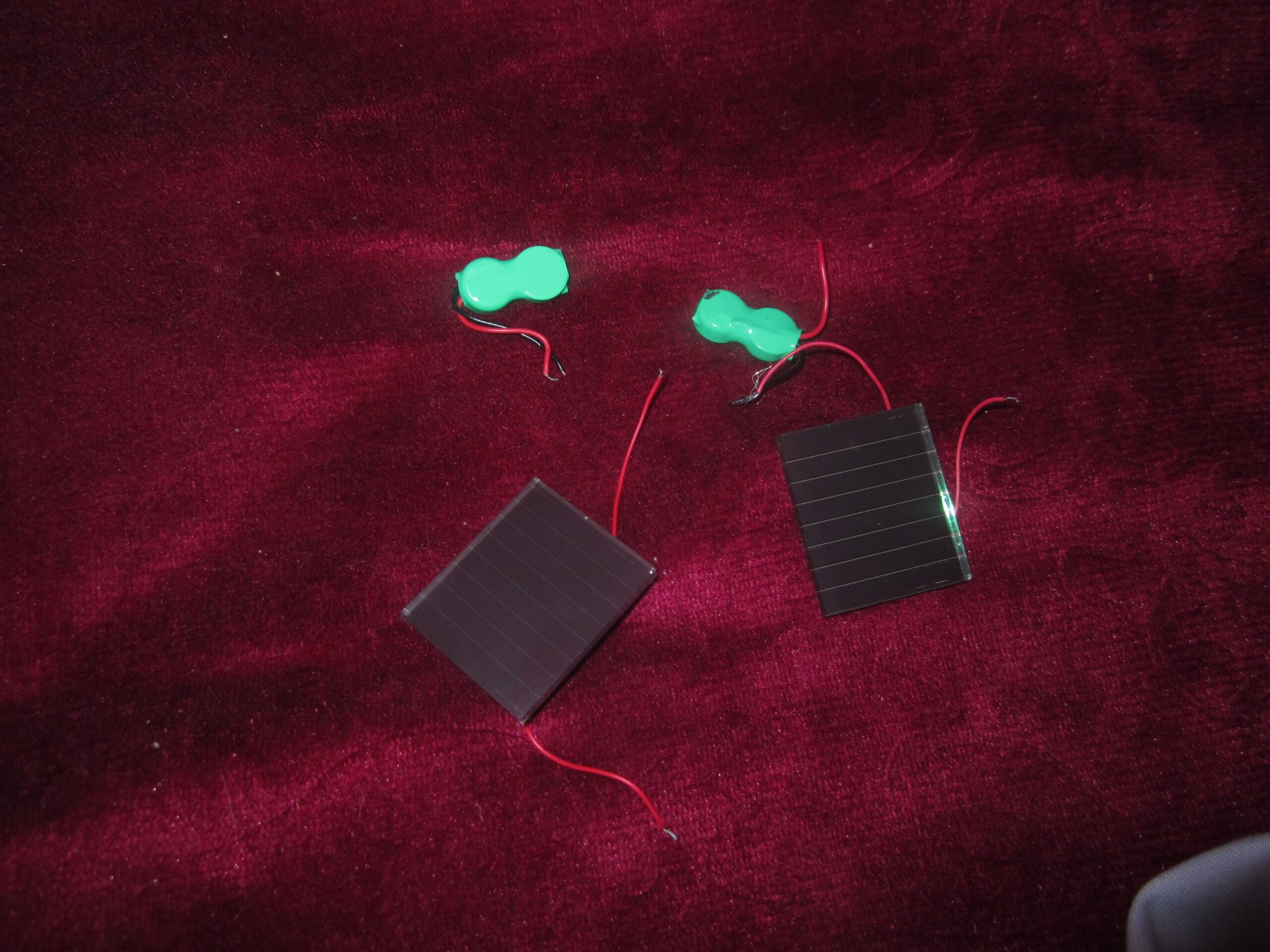 دوتا سولر کوچک همراه با باتری