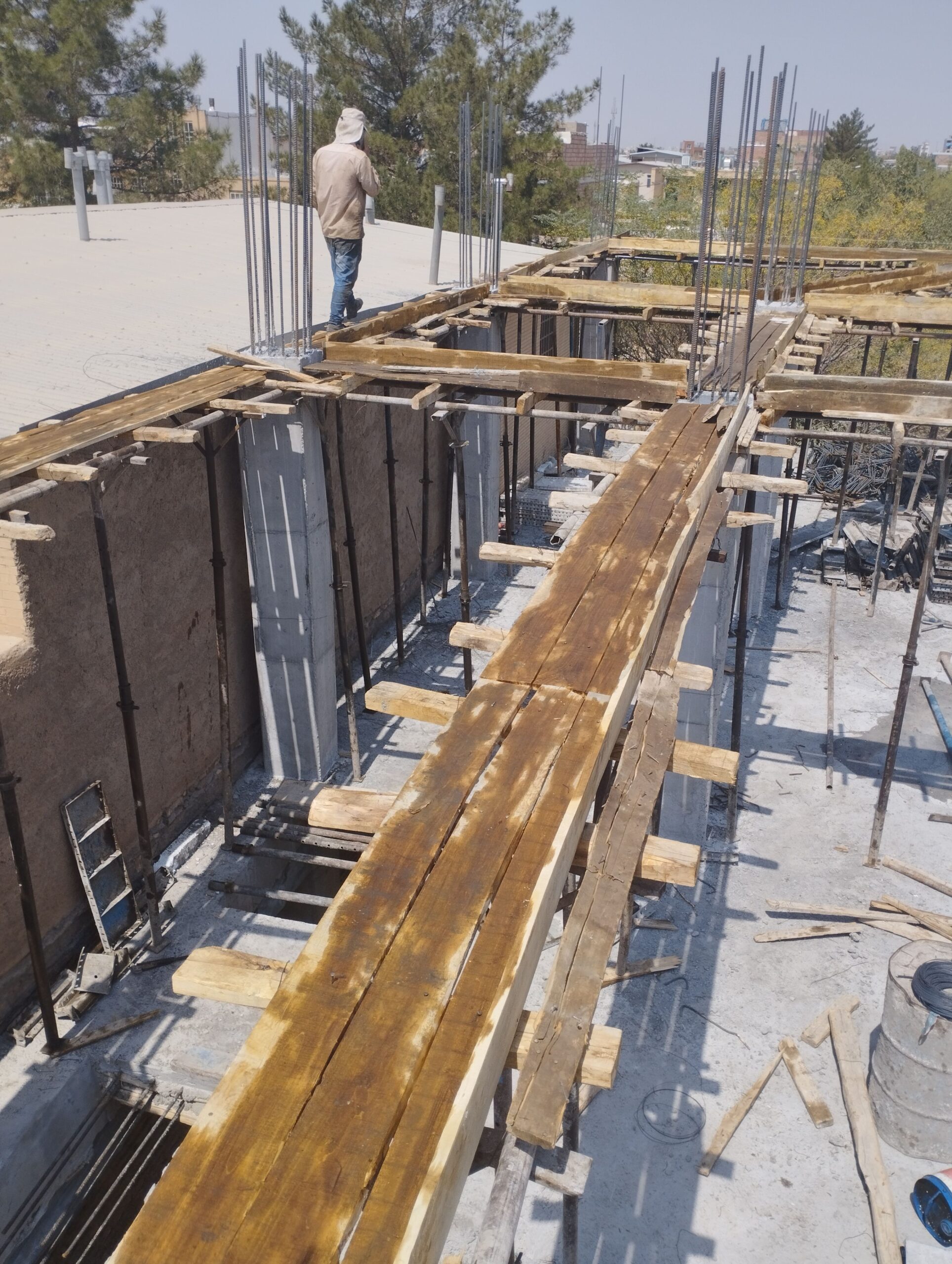 اوستا کار قالب بند سیم بند هستم جوشکاری سیار هم دا