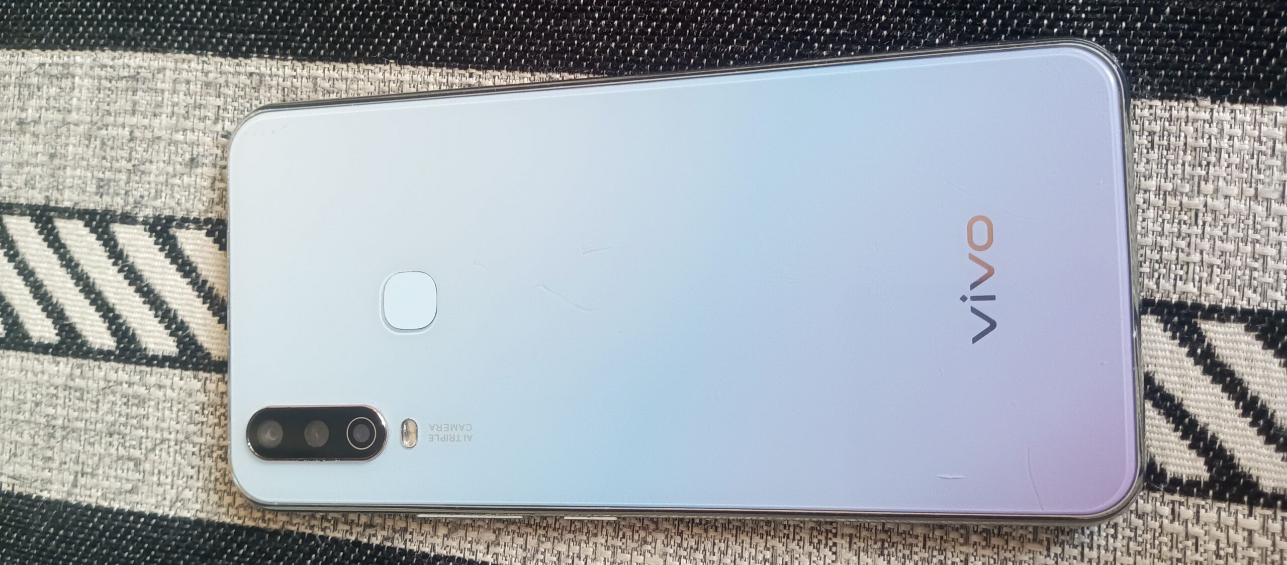 Vivo Y17 سالم، کمی شکستگی دارد، برای فروش